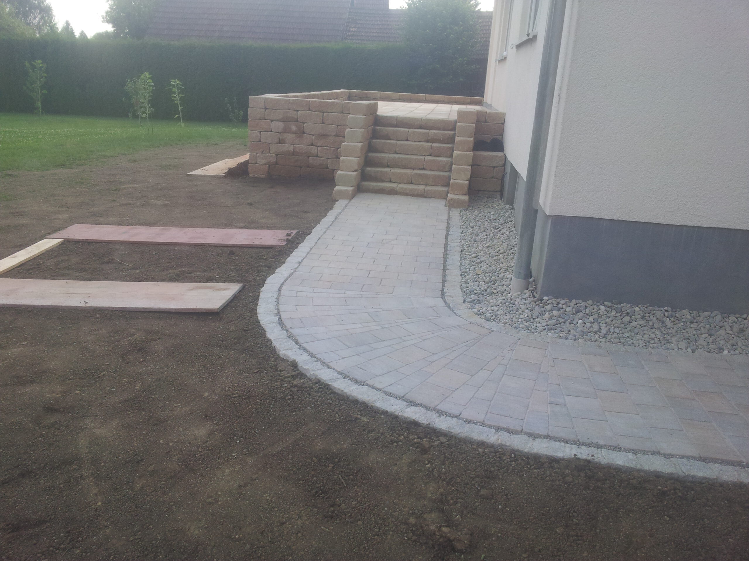 Erdweg Baggerarbeiten Pflasterarbeiten Gehölzpflege