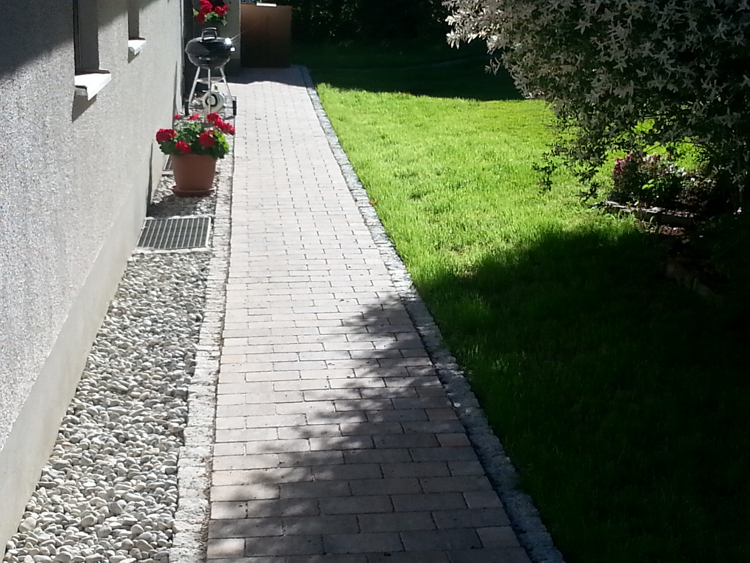 Erdweg Baggerarbeiten Pflasterarbeiten Gehölzpflege