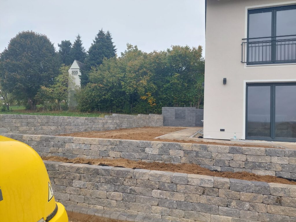 Erdweg Baggerarbeiten Pflasterarbeiten Gehölzpflege