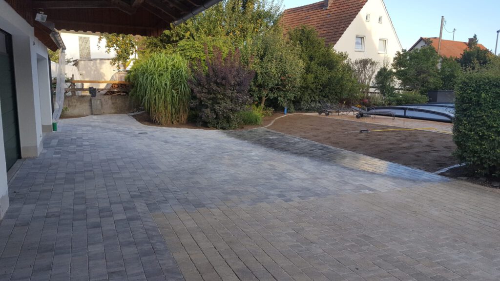 Erdweg Baggerarbeiten Pflasterarbeiten Gehölzpflege