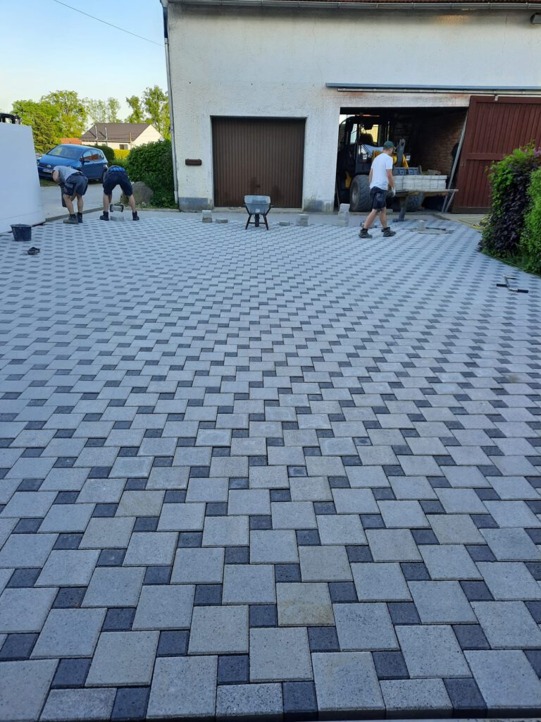 Erdweg Baggerarbeiten Pflasterarbeiten Gehölzpflege